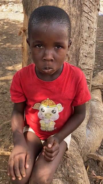 非洲小孩吃瓜照片,展现纯真童趣