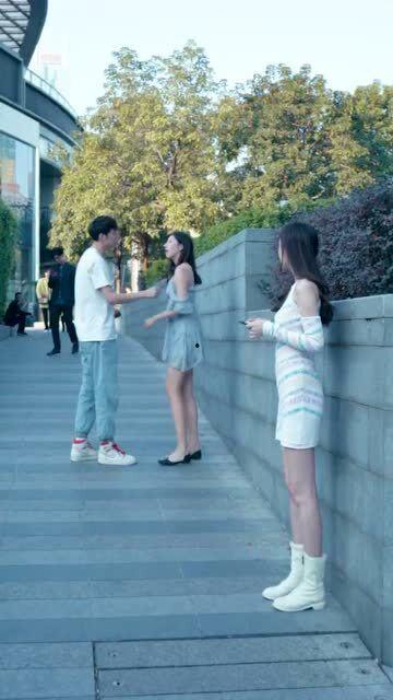 情侣吵架吃瓜亲嘴,甜蜜和解！